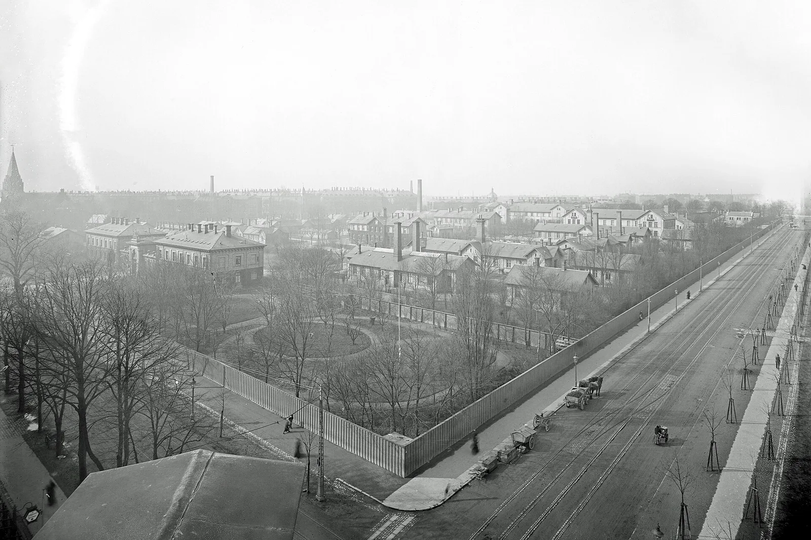 The pavilions of the Blegdam Hospital, Copenhagen's hospital for infectious disease, in 1904. In the autumn of 1952 more than 300 patients who could not breathe or swallow came through its gates. Photograph by Peter Elfelt, 1904 / Royal Danish Library - CC BY 4.0.