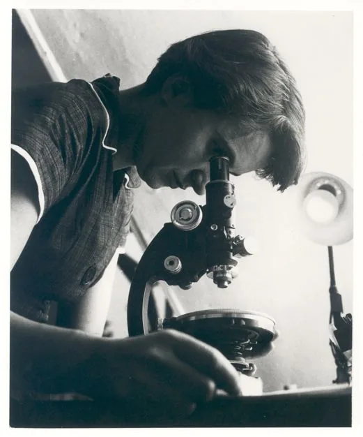 (1950s). ※MRC LMB Archive / 위키미디어 CC BY-SA 판본 확인. draft caption: `Fig. II — Rosalind Franklin (1920–1958). A master of X-ray crystallography, she made the measurements on which the double helix was built, and did not live to see the prize it earned.