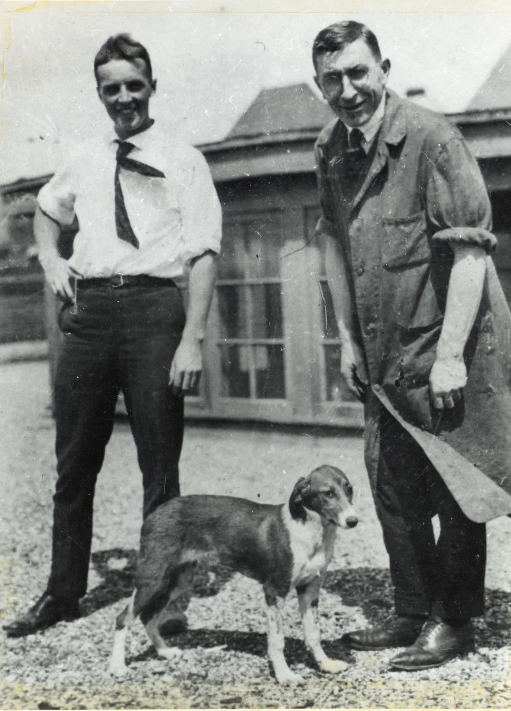 Frederick Banting and Charles Best with dog 408 on the roof of the University of Toronto medical building. Wikimedia Commons / Thomas Fisher Rare Book Library, CC BY 2.0. → "The experiment before the ward.