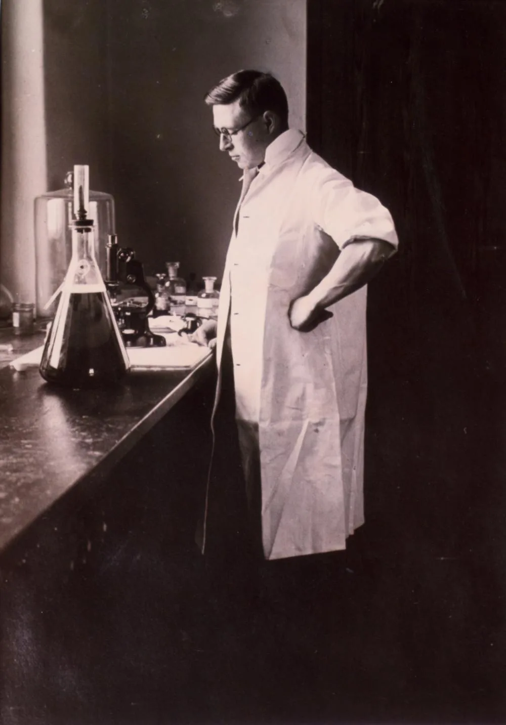 J. B. Collip in a laboratory, c. 1927. Wikimedia Commons / Thomas Fisher Rare Book Library, CC BY 2.0. → "The purification that made the second injection work.