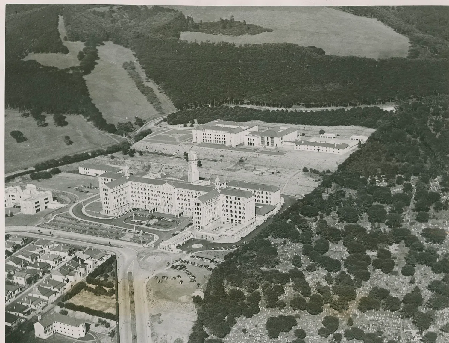 Aerial black-and-white photograph of Groote Schuur Hospital and its grounds beneath Devil's Peak, Cape Town, 1955.